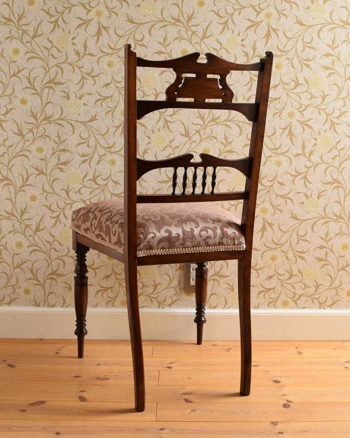 サロンチェア　アンティーク チェア　イギリスで出会った高級感漂うアンティークのインレイドチェア。後ろ姿も上品です並べた時に後ろから見ることも多い椅子。(k-1326-c)