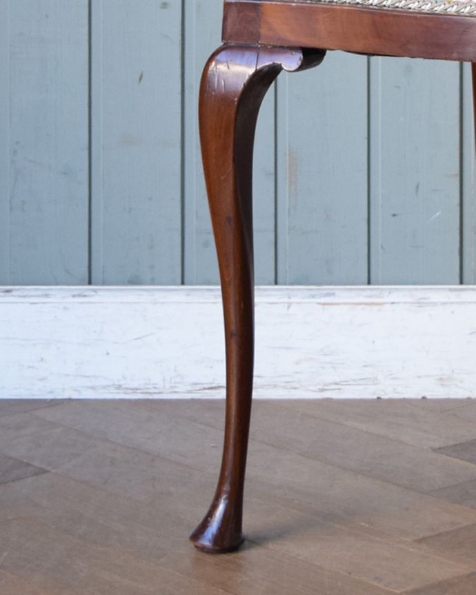 サロンチェア　アンティーク チェア　繊細な透かし彫りが施された英国輸入のアンティークマホガニーチェア（サロンチェア）。人気の猫脚がオシャレなチェアです。(k-1327-c)