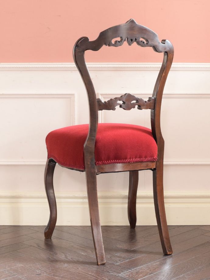 英国アンティークの椅子、背もたれの装飾が美しいバルーンバックチェア