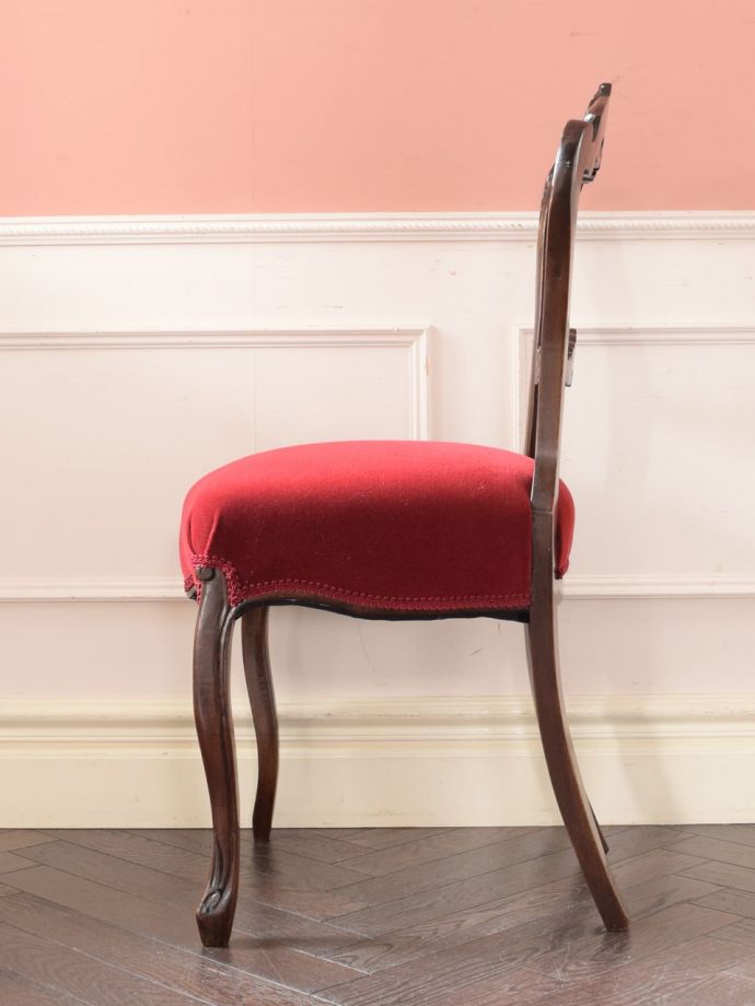 英国アンティークの椅子、背もたれの装飾が美しいバルーンバックチェア 