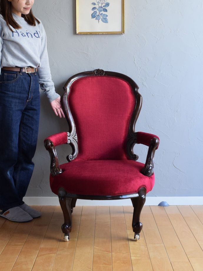 イギリスから届いたアンティークの椅子、マホガニー材の美しい