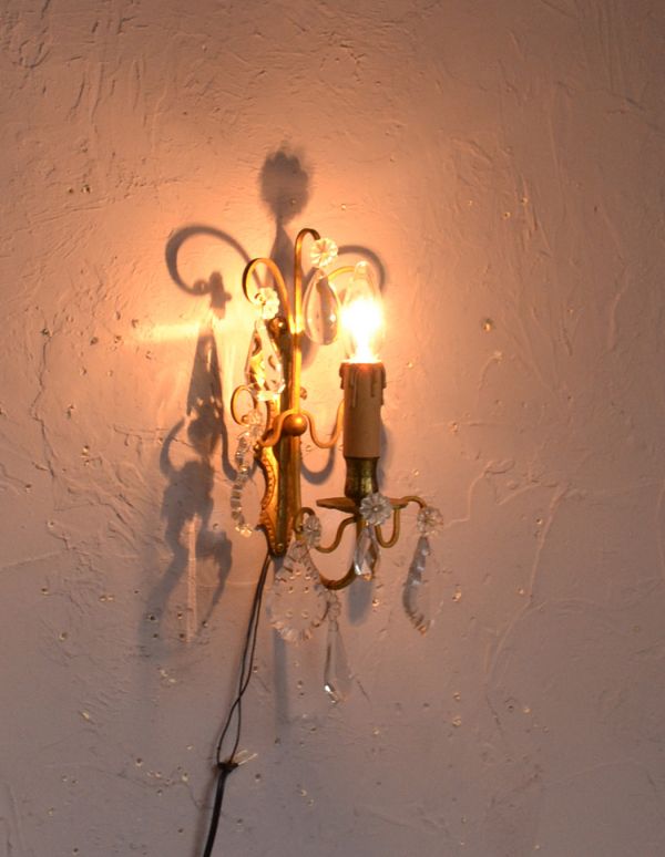 壁付けブラケット　照明・ライティング　フランスから到着したアンティーク照明、ガラスドロップ付きの壁付けウオールランプ（Ｅ17シャンデリア球付）。存在感のある素敵なアンティークのウォールランプです。(k-1331-z)