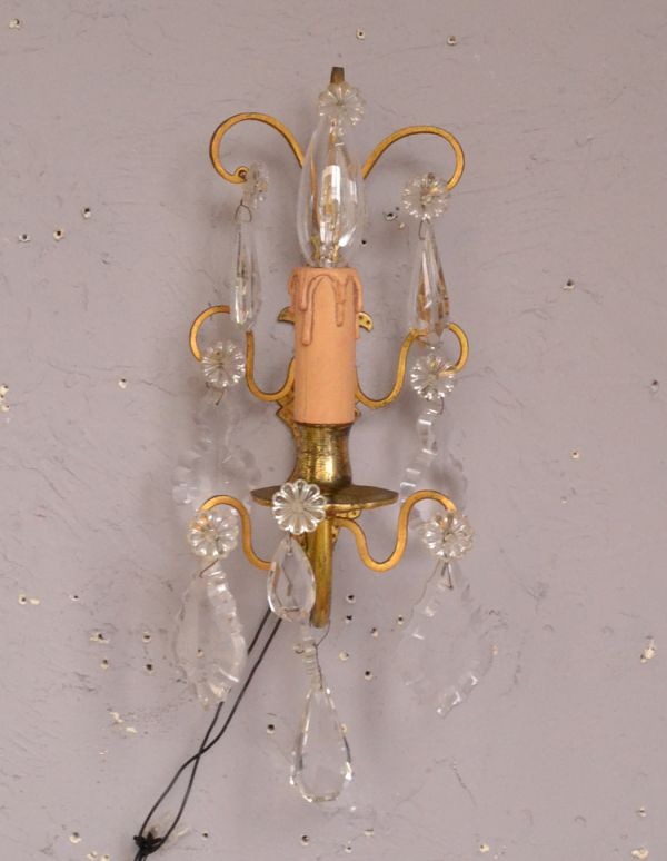 壁付けブラケット　照明・ライティング　フランスから到着したアンティーク照明、ガラスドロップ付きの壁付けウオールランプ（Ｅ17シャンデリア球付）。玄関や廊下、階段、ベットの上など気軽に付けられる１灯タイプです。(k-1331-z)