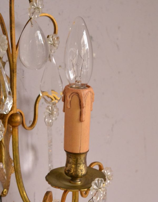 壁付けブラケット　照明・ライティング　フランスから到着したアンティーク照明、ガラスドロップ付きの壁付けウオールランプ（Ｅ17シャンデリア球付）。まるでロウソクが点灯しているようなデザインがお洒落です。(k-1331-z)