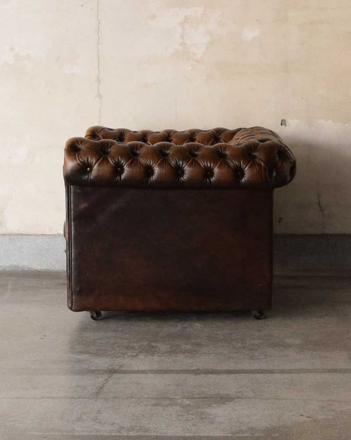チェスターフィールド　アンティーク チェア　ひとり掛けのオシャレなソファ、アンティークのイギリス家具（チェスターフィールド）。インテリアに馴染みやすい茶色です。(k-1332-c)
