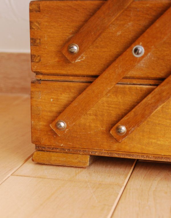 ソーイングボックス　アンティーク家具　3段タイプでたっぷり収納、あめ色のイギリスのアンティークソーイングボックス 。コンパクトな脚なしタイプです。(k-1332-f)
