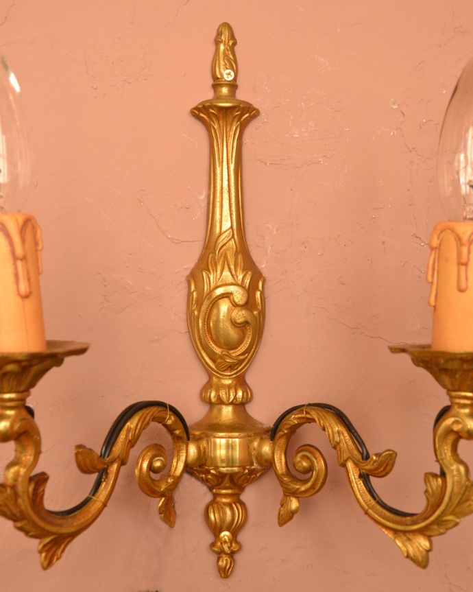 壁付けブラケット　照明・ライティング　フランスのアンティーク壁付け照明、２灯タイプのウォールランプ（シャンデリア球付き）。。(k-1332-z)