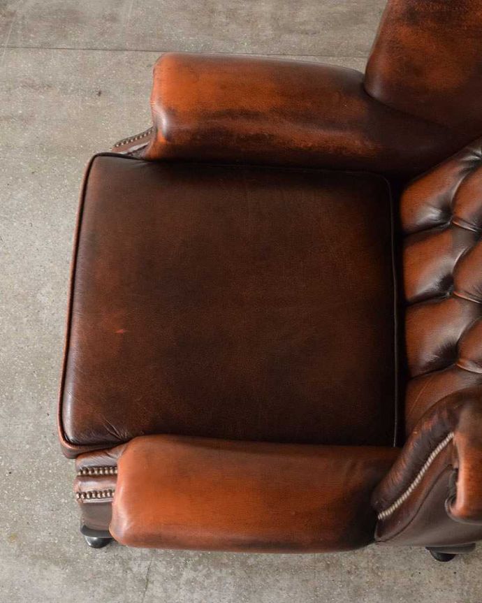 チェスターフィールド　アンティーク チェア　ビンテージのカッコイイ革張りソファ、ゆったり座る事ができるウイングバックチェア。パンと張った革が美しい。(k-1333-c)