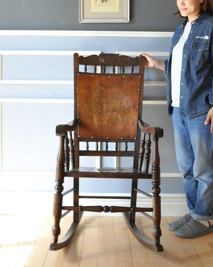 サロンチェア　アンティーク チェア　英国で出会ったアンティーク椅子、背もたれも座面も美しい木製のロッキングチェア 。ちょっとしたくつろぎの時間に・・・深く腰掛けると、とっても気持ちいいです。(k-1334-c)