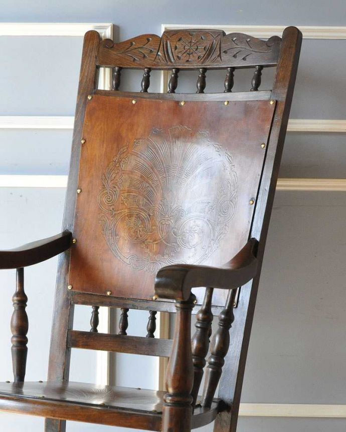 サロンチェア　アンティーク チェア　英国で出会ったアンティーク椅子、背もたれも座面も美しい木製のロッキングチェア 。背もたれも座面も木製です。(k-1334-c)
