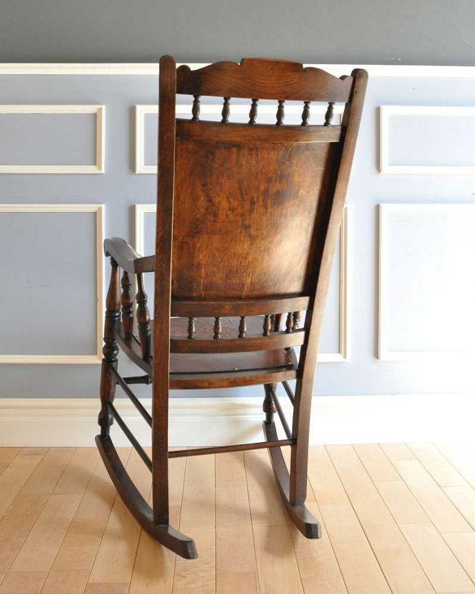 サロンチェア　アンティーク チェア　英国で出会ったアンティーク椅子、背もたれも座面も美しい木製のロッキングチェア 。アンティークは新品ではないので、もちろん経年変化によるキズはありますが、専門の職人が目立たないようキレイにお直しをしているので、後姿までキレイです。(k-1334-c)