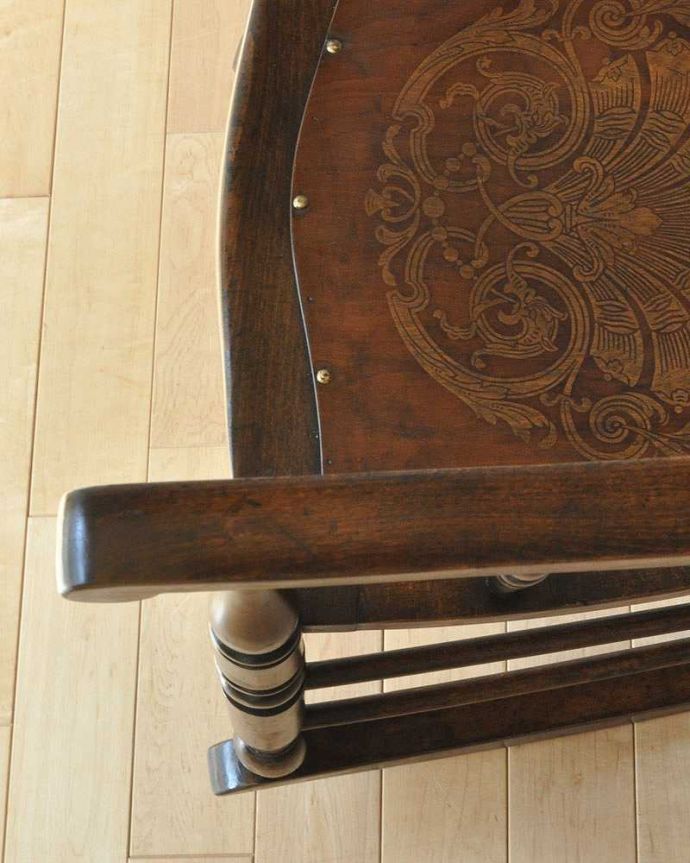 サロンチェア　アンティーク チェア　英国で出会ったアンティーク椅子、背もたれも座面も美しい木製のロッキングチェア 。肘掛けがあります。(k-1334-c)