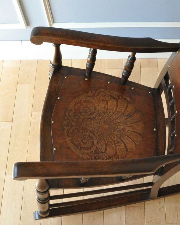 サロンチェア　アンティーク チェア　英国で出会ったアンティーク椅子、背もたれも座面も美しい木製のロッキングチェア 。植物をモチーフにしたエンボス模様はとっても華やか。(k-1334-c)