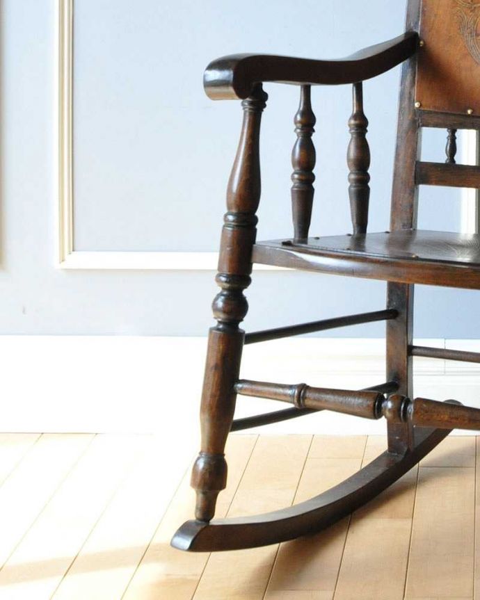 サロンチェア　アンティーク チェア　英国で出会ったアンティーク椅子、背もたれも座面も美しい木製のロッキングチェア 。メンテナンスをしっかりしているので大柄な男性でも安心してお掛けください。(k-1334-c)