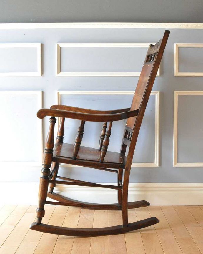 サロンチェア　アンティーク チェア　英国で出会ったアンティーク椅子、背もたれも座面も美しい木製のロッキングチェア 。ゆらゆらしながら、日向ぼっこ・・・なんていかがでしょう？。(k-1334-c)
