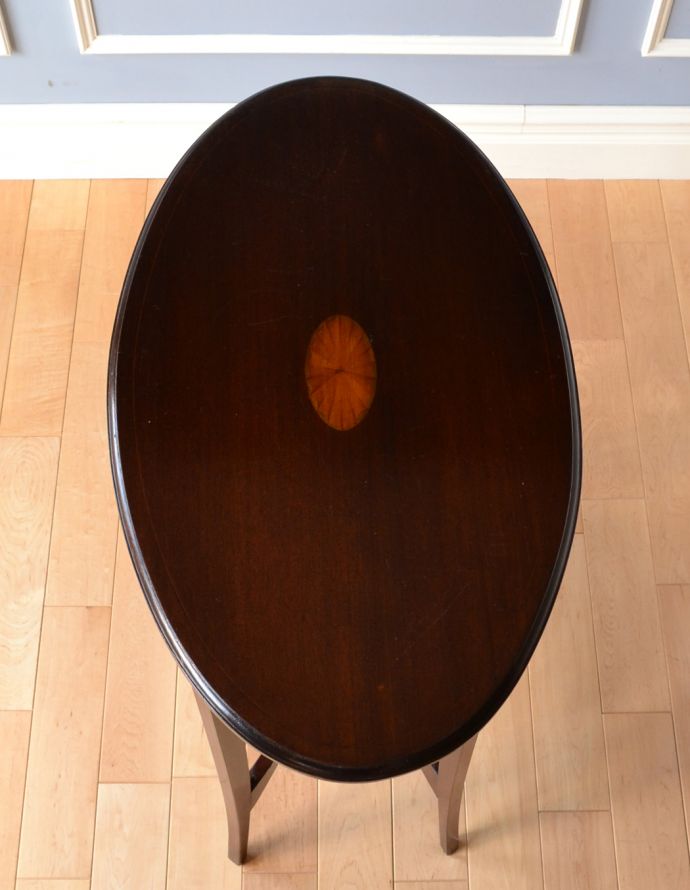 ロイドテーブル　アンティーク家具　さりげない象嵌がポイントの英国家具、棚付きオケージョナルテーブル 。天板です。(k-1334-f-1)