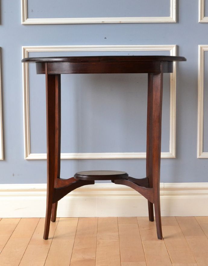 ロイドテーブル　アンティーク家具　さりげない象嵌がポイントの英国家具、棚付きオケージョナルテーブル 。細くて繊細なラインが美しい脚。(k-1334-f-1)