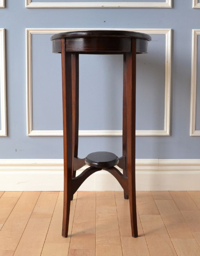 ロイドテーブル　アンティーク家具　さりげない象嵌がポイントの英国家具、棚付きオケージョナルテーブル 。きちんとメンテナンスしてあるので、裏側もキレイです。(k-1334-f-1)