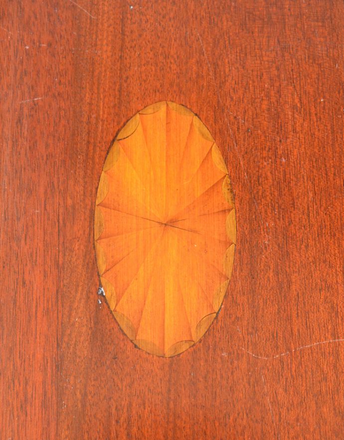ロイドテーブル　アンティーク家具　さりげない象嵌がポイントの英国家具、棚付きオケージョナルテーブル 。シンプルで大人っぽい象嵌の装飾です。(k-1334-f-1)
