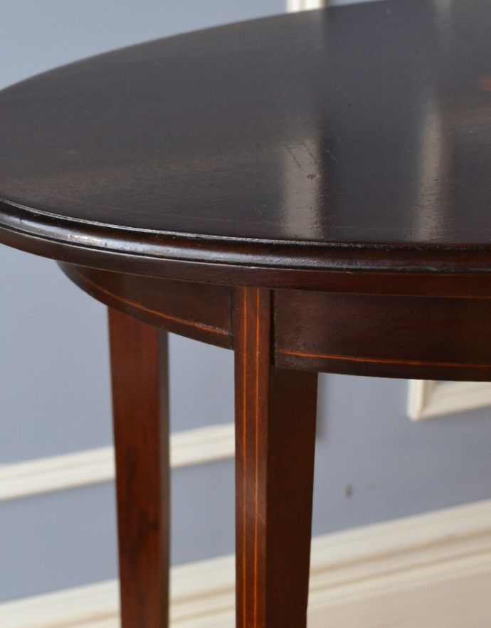 ロイドテーブル　アンティーク家具　さりげない象嵌がポイントの英国家具、棚付きオケージョナルテーブル 。きちんと修復しているので、届いたその日からお使いいただけます。(k-1334-f-1)
