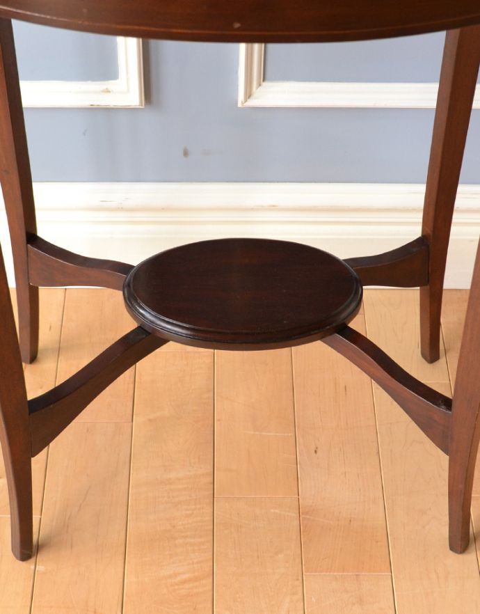 ロイドテーブル　アンティーク家具　さりげない象嵌がポイントの英国家具、棚付きオケージョナルテーブル 。下にはちょっとした物置があります。(k-1334-f-1)
