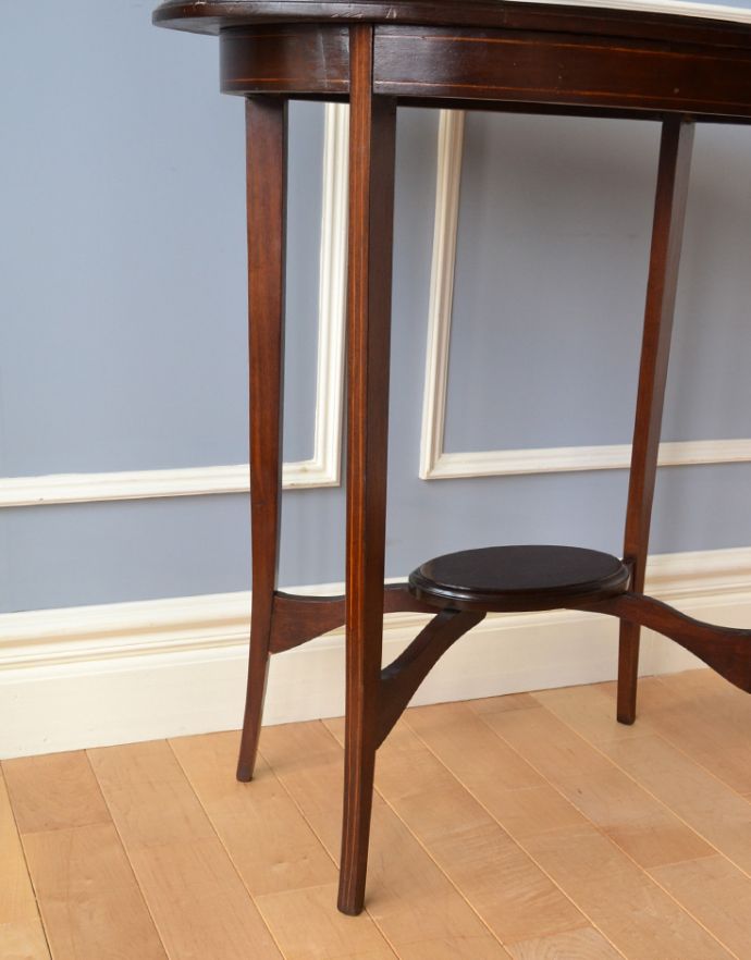 ロイドテーブル　アンティーク家具　さりげない象嵌がポイントの英国家具、棚付きオケージョナルテーブル 。細い脚先が繊細でステキ。(k-1334-f-1)