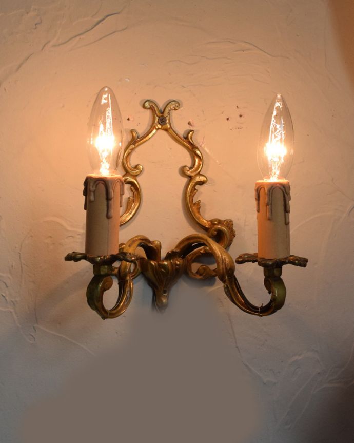壁付けブラケット　照明・ライティング　ヨーロッパから届いたアンティーク壁付けブラケット（２灯）（Ｅ17シャンデリア球付）。寝室や階段、玄関などにピッタリの壁付けブラケット。(k-1334-z)