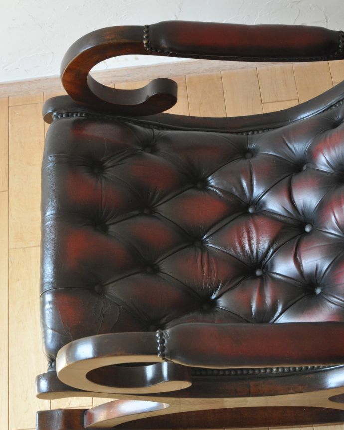 チェスターフィールド　アンティーク チェア　英国輸入のアンティーク椅子、ゆったりとした極上の掛け心地・・・革張りのロッキングチェア。すわり心地がいい座面。(k-1335-c)