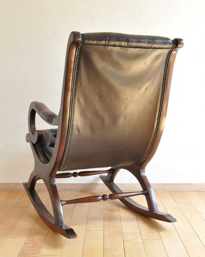 チェスターフィールド　アンティーク チェア　英国輸入のアンティーク椅子、ゆったりとした極上の掛け心地・・・革張りのロッキングチェア。お気に入りの場所に置いて、ゆったりと読書するのにピッタリ！後ろ姿も美しいんです。(k-1335-c)