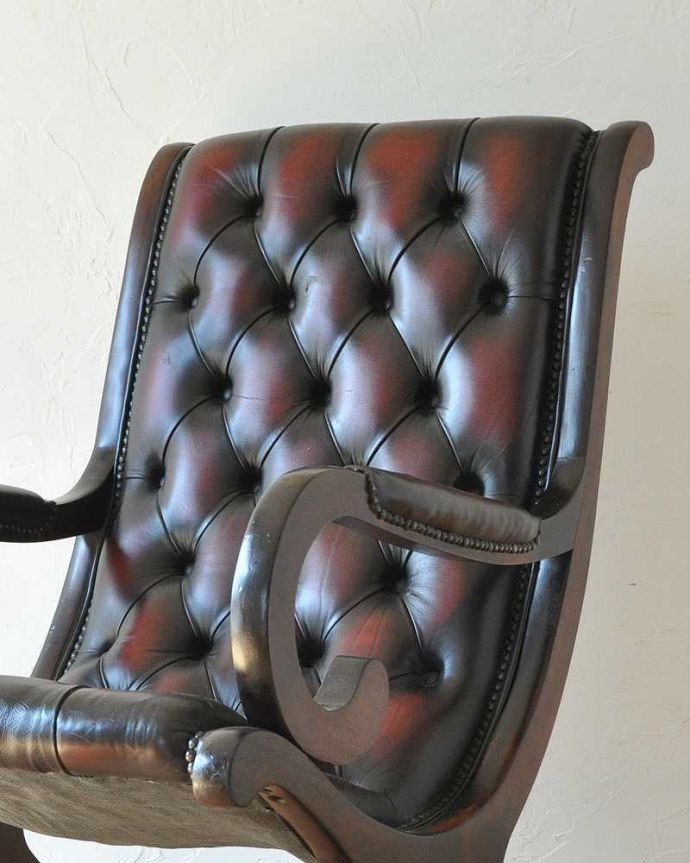 チェスターフィールド　アンティーク チェア　英国輸入のアンティーク椅子、ゆったりとした極上の掛け心地・・・革張りのロッキングチェア。ハイセンスなワインレッドカラーは、クラシカルな英国スタイルや華やかな南フランススタイルにも似合います。(k-1335-c)