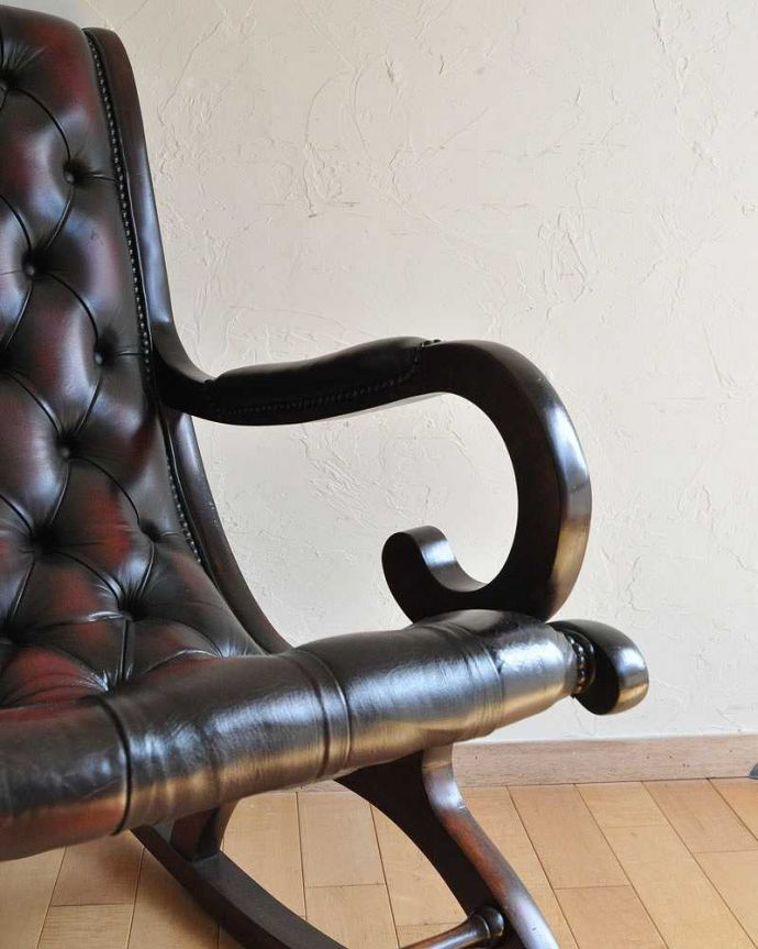 チェスターフィールド　アンティーク チェア　英国輸入のアンティーク椅子、ゆったりとした極上の掛け心地・・・革張りのロッキングチェア。肘掛けがあるので、リラックスタイムにピッタリです。(k-1335-c)