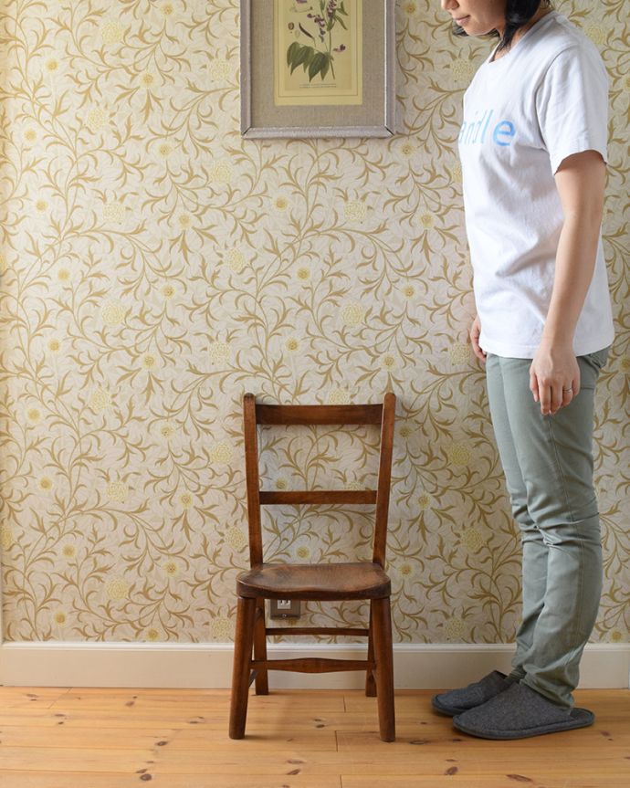 キッチンチェア　アンティーク チェア　木製のアンティーク子供の椅子、置いてあるだけで可愛い英国のチャイルドチェア 。お部屋の片隅に置いて、クッションやバスケットなどを飾ってみてはいかがでしょう？（モデルの身長は159cmです）。(k-1337-c)