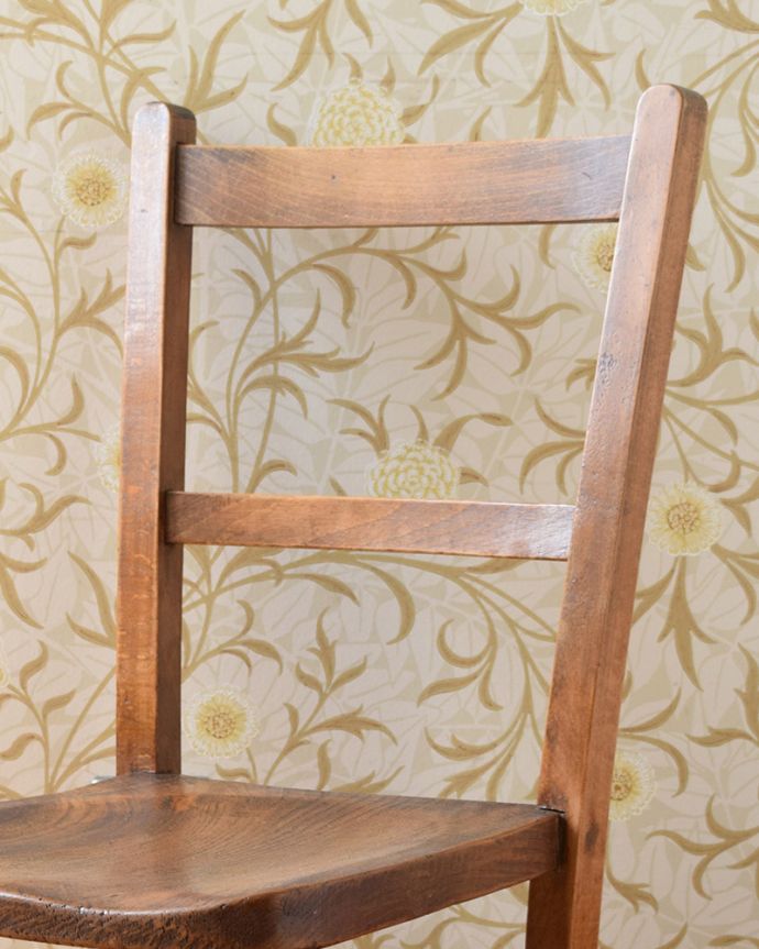 キッチンチェア　アンティーク チェア　木製のアンティーク子供の椅子、置いてあるだけで可愛い英国のチャイルドチェア 。キズや汚れ、木目や色は1脚1脚微妙に違いますが、どれもキレイに仕上げています。(k-1337-c)