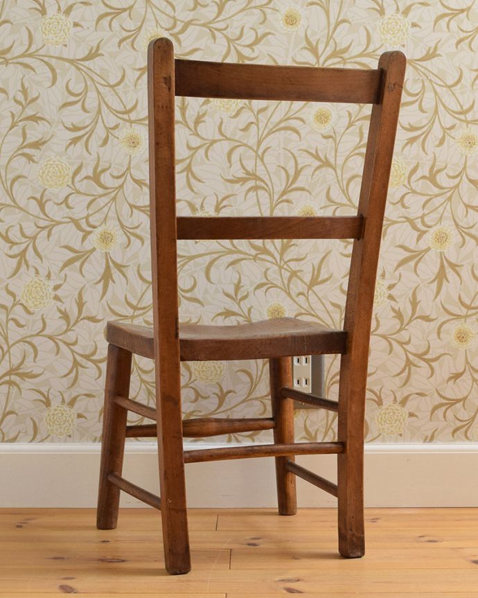 キッチンチェア　アンティーク チェア　木製のアンティーク子供の椅子、置いてあるだけで可愛い英国のチャイルドチェア 。持ち運びも楽チンですよ。(k-1337-c)