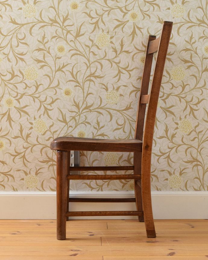 キッチンチェア　アンティーク チェア　木製のアンティーク子供の椅子、置いてあるだけで可愛い英国のチャイルドチェア 。しっかりと支えてくてる背もたれの角度は、長く座っていても疲れません。(k-1337-c)