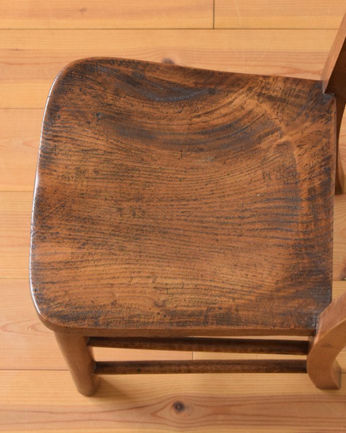 キッチンチェア　アンティーク チェア　木製のアンティーク子供の椅子、置いてあるだけで可愛い英国のチャイルドチェア 。座面には、座ぐりと言って、長時間座ってお話を聞いてもラクなようにお尻の形に彫が入っています。(k-1337-c)