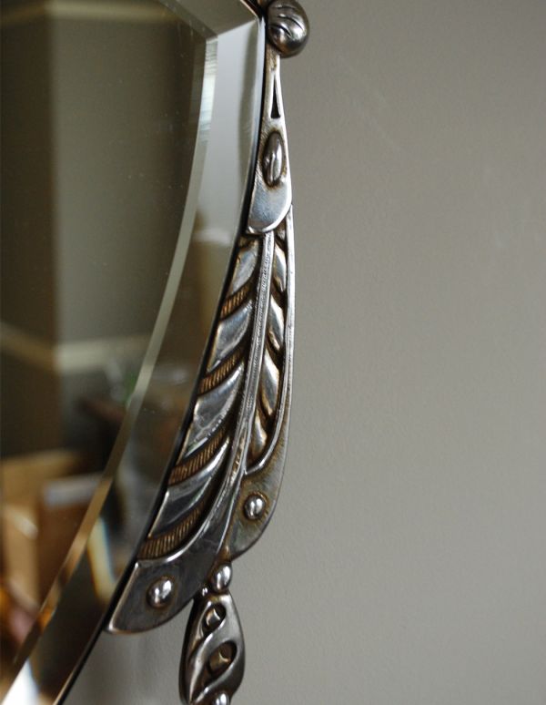 アンティーク カッティングミラー　アンティーク雑貨　装飾の着いたこだわりのカッティングミラー、アンティークの壁掛け鏡。ミラーの両側に付いた装飾からは高級感が感じられます。(k-1338-z)