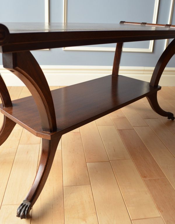 ロイドテーブル　アンティーク家具　英国のアンティーク家具、天板革張りのコーヒーテーブル。テーブルの下は物置きになっています。(k-1342-f)