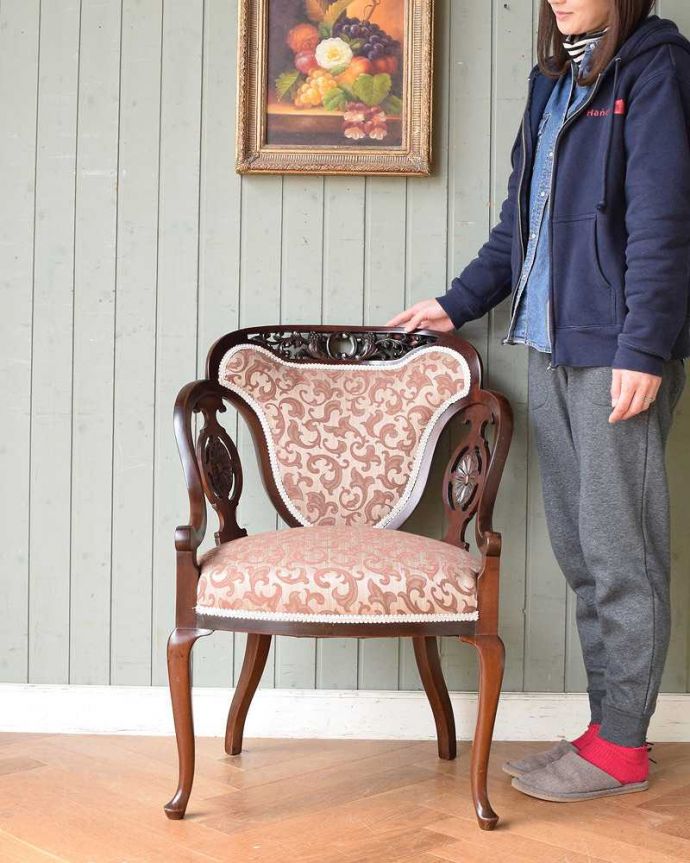 サロンチェア　アンティーク チェア　美しすぎる彫が自慢、英国生まれのアンティークのアームチェア。座るためだけじゃなく見て楽しむ椅子上質な雰囲気が漂うアンティークのサロンチェアは、座るためだけの椅子ではありません。(k-1344-c)