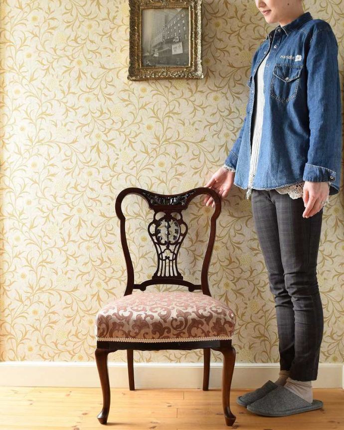 サロンチェア　アンティーク チェア　背もたれの装飾が美しい英国輸入椅子、マホガニー材のナーシングチェア。赤ちゃんとお母さんのために作られた椅子授乳のためだけに造られたナーシングチェア。(k-1345-c)