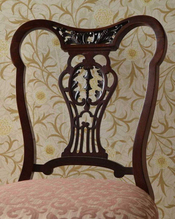 サロンチェア　アンティーク チェア　背もたれの装飾が美しい英国輸入椅子、マホガニー材のナーシングチェア。贅沢な美しさはアンティークの証女性のために作られた椅子だけに、見た目が美しい。(k-1345-c)