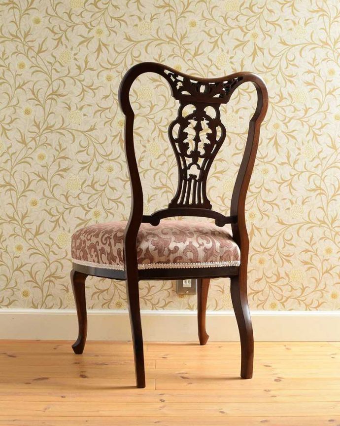 サロンチェア　アンティーク チェア　背もたれの装飾が美しい英国輸入椅子、マホガニー材のナーシングチェア。後ろ姿も上品です並べた時に後ろから見ることも多い椅子。(k-1345-c)