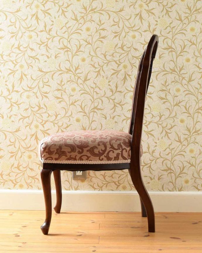 サロンチェア　アンティーク チェア　背もたれの装飾が美しい英国輸入椅子、マホガニー材のナーシングチェア。横から見ても優雅な立ち姿授乳のために作られた椅子は、座面が低く背もたれの角度もゆったり。(k-1345-c)