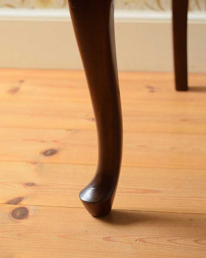 サロンチェア　アンティーク チェア　背もたれの装飾が美しい英国輸入椅子、マホガニー材のナーシングチェア。床を滑らせて移動出来ますHandleではアンティークチェアの脚の裏にフェルトキーパーをお付けしています。(k-1345-c)