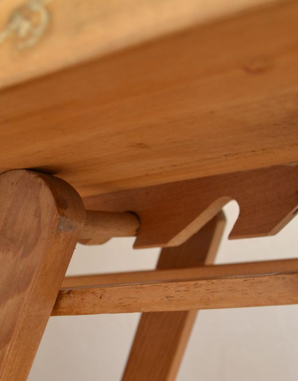 めずらしい家具　アンティーク家具　イギリスの可愛いアンティーク家具、木製のナチュラルなアイロンボード。高さが調節できるようになっています。(k-1345-f)