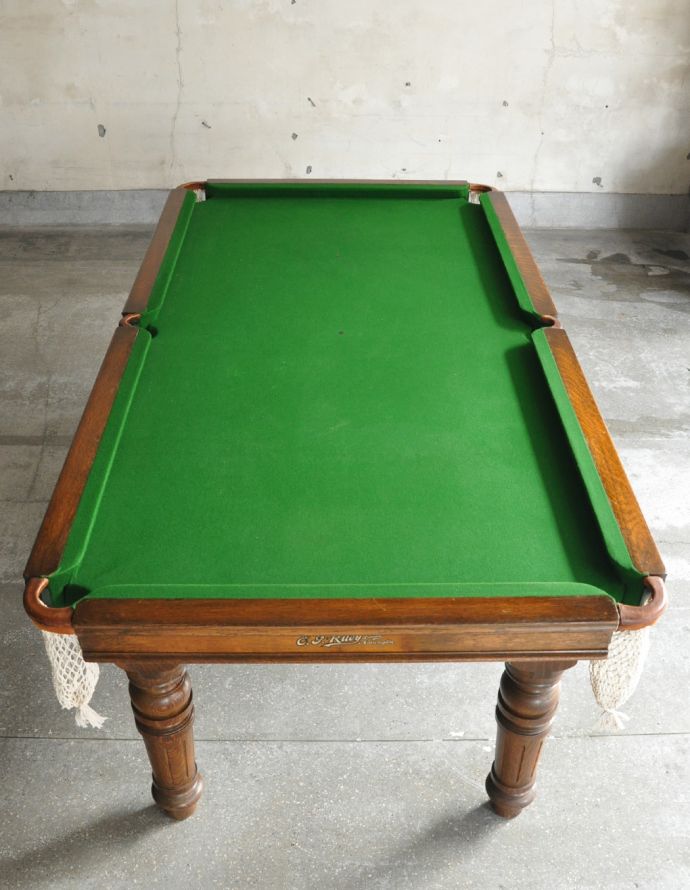 ロイドテーブル　アンティーク家具　ビリヤードで遊べちゃう、めずらしいアンティークのテーブル。木の天板を外すと、ゲームテーブルが現れます。(k-1347-f)