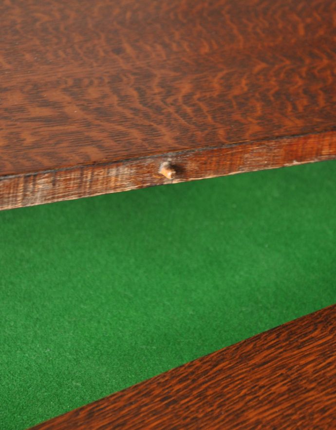 ロイドテーブル　アンティーク家具　ビリヤードで遊べちゃう、めずらしいアンティークのテーブル。木製の天板は、側面に凹凸があるので、そこの差し込んでつなぐようになっています。(k-1347-f)