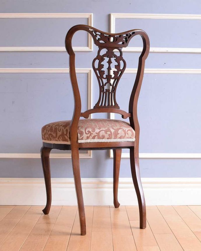 サロンチェア　アンティーク チェア　繊細な透かし彫りが施された英国輸入のアンティークサイドチェア（サロンチェア） 。後ろ姿にも自信アリ並べた時に後ろから見ることも多い椅子。(k-1348-c)