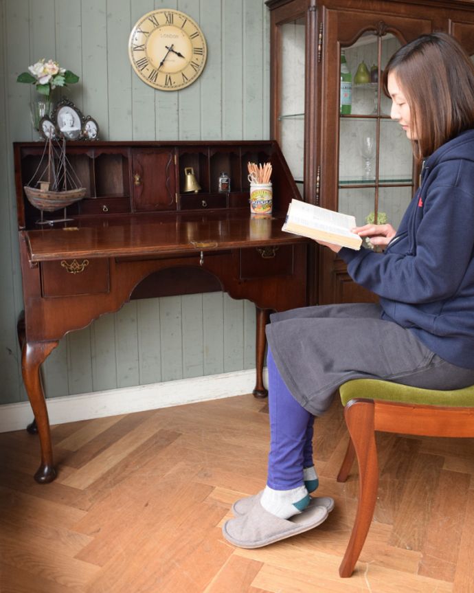 ビューロー　アンティーク家具　上品で美しいマホガニー材の大人のデスク、英国のアンティークライティングビューロー。本を読んだり、パソコンしたり。(k-1348-f)