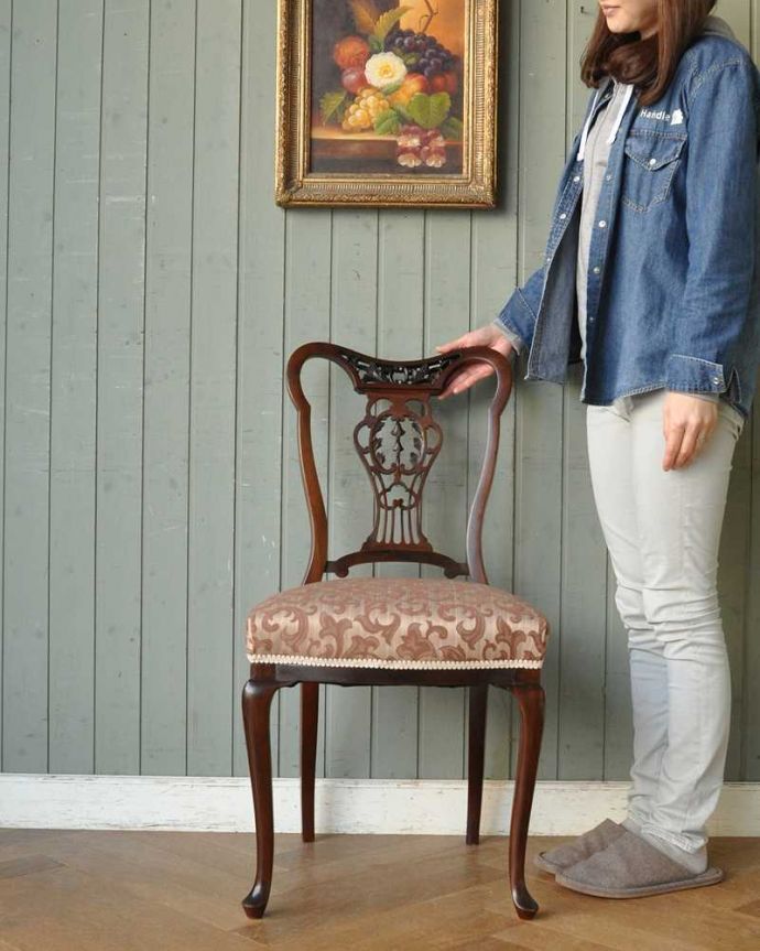 サロンチェア　アンティーク チェア　英国輸入の美しい椅子、マホガニー材のアンティークサイドチェア(サロンチェア) 。座るためだけじゃなく見て楽しむ椅子上質な雰囲気が漂うアンティークのサロンチェアは、座るためだけの椅子ではありません。(k-1349-c)